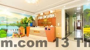 Nội thất phòng tại Sunrise Ninh Bình, rộng rãi, nhưng cần cải thiện khâu vệ sinh và bảo trì.