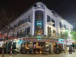 Phòng gym phục vụ các bài tập cơ bản nhưng không gian có phần hạn chế.