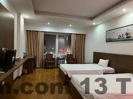 Nhân viên khách sạn Phù Đổng đang phục vụ khách tại lễ tân.