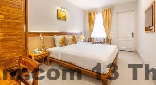 Nhân viên khách sạn luôn sẵn sàng hỗ trợ khách hàng, tạo cảm giác thân thiện và dễ chịu.