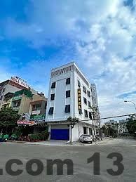 Phòng nghỉ tại khách sạn Hero với không gian nội thất đơn giản nhưng tinh tế. Giường ngủ được bày biện gọn gàng, tạo cảm giác thư giãn ngay khi bước vào.