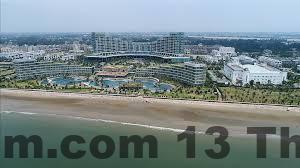 Bữa sáng tại khách sạn gồm các món ăn đa dạng, từ món Việt đến món Tây.