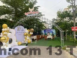 Nhân viên của khách sạn Mạnh Quỳnh luôn sẵn sàng hỗ trợ khách hàng tận tình.