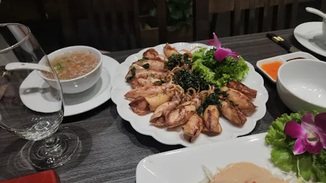 Bữa sáng tại Mạnh Quỳnh Hotel với đa dạng món ăn cho khách lựa chọn.