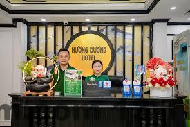 Phòng khách sạn Hướng Dương khá đơn giản, tiện nghi cơ bản đầy đủ, nhưng cần sự nâng cấp về nội thất.