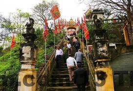 Nhân viên khách sạn chăm sóc khách hàng tận tâm và chuyên nghiệp.