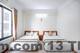 Khung cảnh xung quanh khách sạn Minh Trang, dễ dàng nhận thấy các hoạt động du lịch và không gian biển rộng lớn.