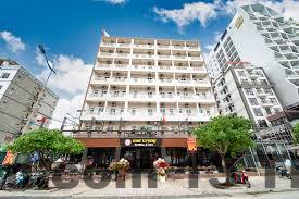 Hồ bơi của khách sạn Minh Trang, nơi du khách có thể thư giãn nhưng cần cải thiện chất lượng dịch vụ.