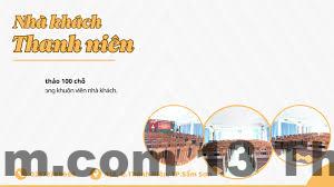 Một nhân viên khách sạn đang hỗ trợ khách check-in.