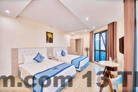 Nhân viên nhiệt tình và chuyên nghiệp tại Tuấn Đạt Luxury, luôn sẵn sàng hỗ trợ khách hàng.