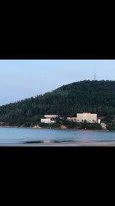 Hồ bơi ngoài trời tại khách sạn Đảo Ngọc, không gian thư giãn nhưng thiếu chỗ nghỉ ngơi