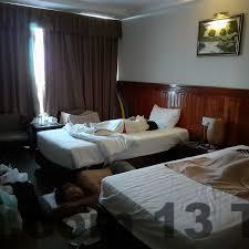 Nhân viên khách sạn Vinh Plaza nổi bật với thái độ thân thiện và chuyên nghiệp.