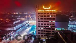 Nhân viên khách sạn luôn niềm nở chào đón khách đến nghỉ dưỡng.