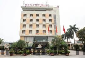 Nhân viên khách sạn thân thiện nhưng cần cải thiện tốc độ phục vụ.