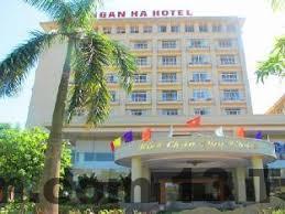 Phòng nghỉ tại GIA HUY HOTEL với thiết kế tối giản nhưng đầy đủ tiện nghi, đáp ứng nhu cầu nghỉ ngơi cơ bản của du khách.