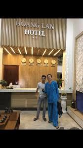 Khách Sạn Hoàng Lan nhìn từ bên ngoài, rất dễ nhận diện nhờ thiết kế đơn giản nhưng nổi bật.