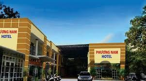 Nhân viên tại khách sạn luôn mỉm cười chào đón khách.