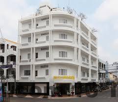 Khách sạn có các tiện ích như hồ bơi, tuy nhiên diện tích khá nhỏ.