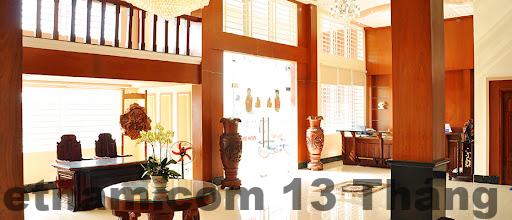 Hình ảnh của nhân viên tại quầy lễ tân, luôn sẵn sàng hỗ trợ khách hàng.