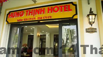 Nhân viên khách sạn nhiệt tình giúp đỡ khách hàng tại khu vực lễ tân.