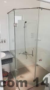 Nhân viên tại Rich Hotel đang hỗ trợ khách trong quá trình check-in.