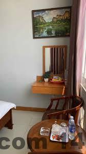 Hồ bơi ngoài trời tại Rich Hotel, nơi lý tưởng để thư giãn.