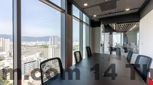 Nhân viên khách sạn Wink Hotel Cần Thơ với thái độ thân thiện