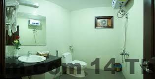 Nhân viên tại khách sạn Hoa Phong luôn mỉm cười và sẵn sàng hỗ trợ khách hàng trong mọi tình huống