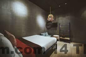 Nhân viên tại quầy lễ tân đang tiếp đón khách, thể hiện sự chuyên nghiệp và chu đáo.