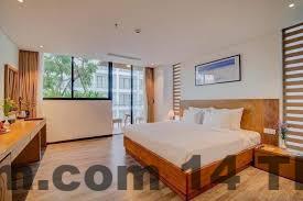 Hồ bơi ngoài trời là một điểm cộng lớn cho khách sạn, thích hợp cho việc thư giãn.