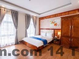 Khu vực xung quanh Duy Tùng Hotel Đà Nẵng với nhiều quán ăn, cửa hàng tiện lợi và đường đi ra biển Mỹ Khê
