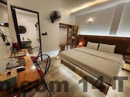 Quầy lễ tân khách sạn Nậm Rốm với phong cách phục vụ truyền thống