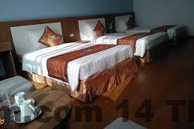 Khu vực lễ tân và nhân viên Hoa Ban Trắng Hotel