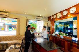 Khu vực đường phố và hàng quán xung quanh Khách sạn Hoàng Hà Rivertown