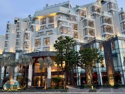 Nhân viên Poseidon Hotel Hạ Long hỗ trợ khách tại quầy lễ tân