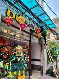 Quầy lễ tân DT Hotel Hải Phòng với nhân viên phục vụ lịch sự