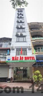 Trục đường Một Tháng Tư – khu vực đông đúc và sầm uất nhất thị trấn Cát Bà