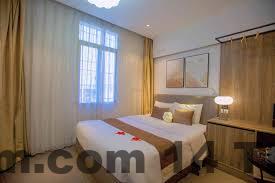 Khu vực lễ tân khách sạn với nhân viên thân thiện và hỗ trợ khách nhanh chóng