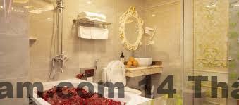 Quầy lễ tân và nhân viên phục vụ tại King’s Hotel Trung Yên