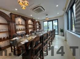 Phòng LUXTEL Hotel có cửa sổ lớn, ánh sáng tốt