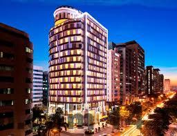 Hồ bơi rooftop tại GrandView Hotel & Residence nhìn toàn cảnh thành phố