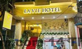 Lối vào Khách sạn Nhân Hòa trong khu dân cư quận Thanh Xuân, Hà Nội