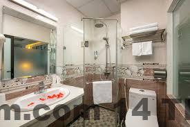 Khu vực lễ tân Khách sạn Nhân Hòa với nhân viên hỗ trợ khách