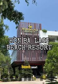 Nhân viên Phuong Anh Hotel I phục vụ khách với thái độ thân thiện