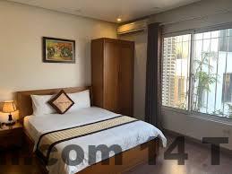 Phòng khách sạn với không gian thoáng mát và tiện nghi cơ bản.