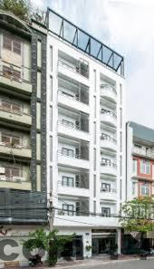 Khu vực lễ tân khách sạn với phong cách phục vụ đơn giản, thiên về xử lý nhanh gọn