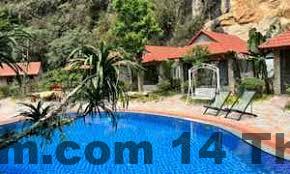 Nhân viên Trang An Riverside Hotel hỗ trợ khách lưu trú