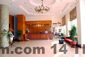 Không gian ăn uống đơn giản tại khách sạn địa phương, chủ yếu phục vụ nhu cầu cơ bản