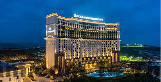 Khu vực lễ tân Linh Trang Hotel với nhân viên thân thiện, hỗ trợ khách nhanh chóng