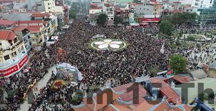 Khu vực đường Bà Triệu Lạng Sơn nơi Đinh Gia Hotel tọa lạc, nhiều hàng quán và dịch vụ